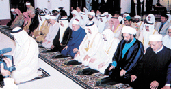 Multiple Muslim Sects praying together