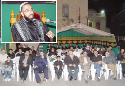 Foreigners listen to an explanation of Ashoora in English